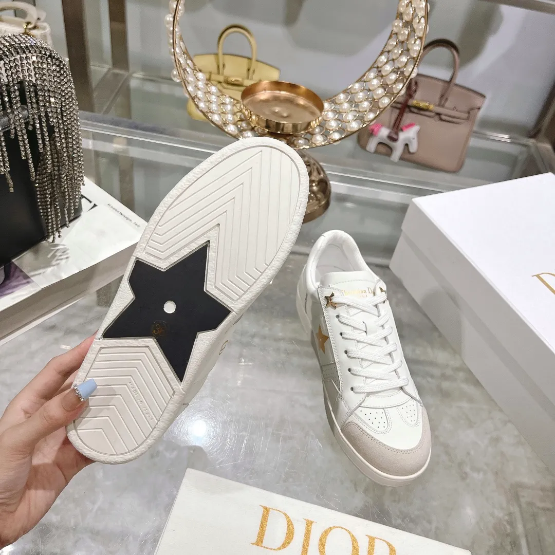 👟👟Ex-factory price 560👟👟Dior2024 new white shoes, Dior Dior Star women's sports shoes, very light summer white shoes. The upper is carefully made of imported suede, decorated with tonal suede panels, metal stars decorate the lace eyelets, and breathable mesh inside. The upper is punched and designed not to stuffy the feet. It is equipped with Christian Dior logo and thin soles. The thick sole is suitable for all seasons! Size: 35-41 (40 and 41 are customized and cannot be returned or exchanged)